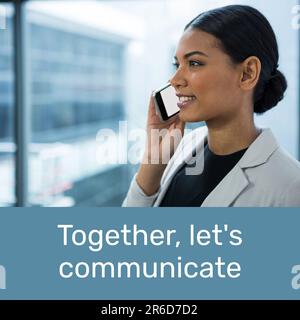 Zusammengesetzt aus "gemeinsam", "Lass uns Text kommunizieren" und "birassistische junge Geschäftsfrau", die über das Handy spricht Stockfoto