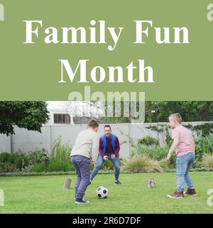 Composite aus Familienspaßmonat-Text und weißem Vater, der mit Söhnen auf dem Spielfeld Fußball spielt Stockfoto