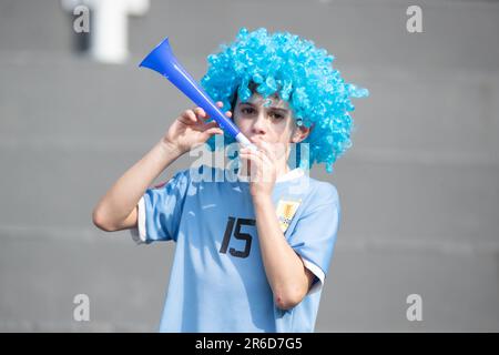 La Plata, Argentinien. 8. Juni 2023. Ein Fan jubelt vor dem Halbfinale der FIFA-Weltmeisterschaft U20 zwischen Uruguay und Israel in La Plata, Argentinien, am 8. Juni 2023. Kredit: Wang Tiancong/Xinhua/Alamy Live News Stockfoto