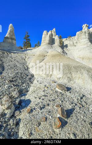 Erodierte Vulkanasche- und Tertiärsedimente im geologischen Gebiet der weißen Erde bei winston, montana Stockfoto