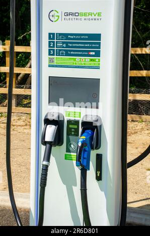 London, Großbritannien, 3. Juni 2023 Ladestationen für elektrische Autobahnen von Gridserve. EV-Ladestationen bei Pease Pottage Services Stockfoto