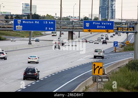 Mehrspuriger Highway mit Fahrzeugen und Beschilderung Stockfoto