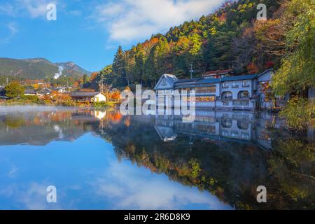 Yufuin, Japan - Nov. 27 2022: Der Kinrin-See ist einer der repräsentativen Sehenswürdigkeiten in der Gegend von Yufuin, am Fuße des Mount Yufu. Das ist es Stockfoto