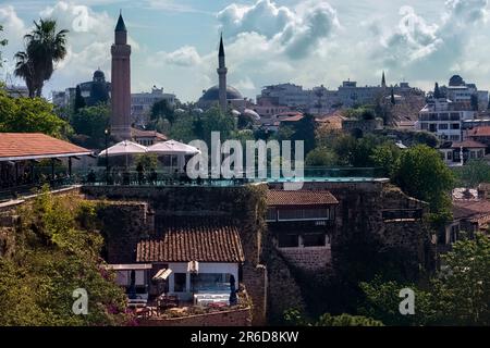 Die Yivli-Minarett-Moschee und Skyline, Kaleini, Antalya, Türkei Stockfoto