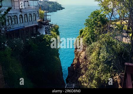 Blick auf das Mittelmeer von den Klippen, Antalya, Türkei Stockfoto