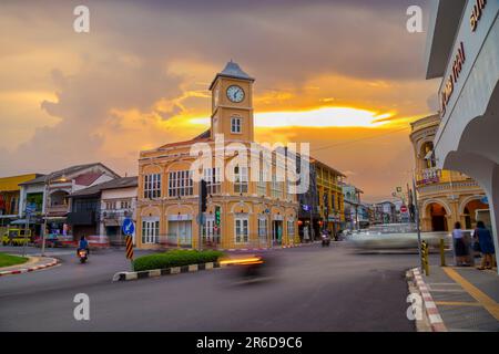 Phuket Thailand , September 14. 2020 ; Wahrzeichen chino-portugiesischer Uhrenturm in der Altstadt von phuket, Thailand, mit leichten Wanderwegen in der Dämmerung Stockfoto