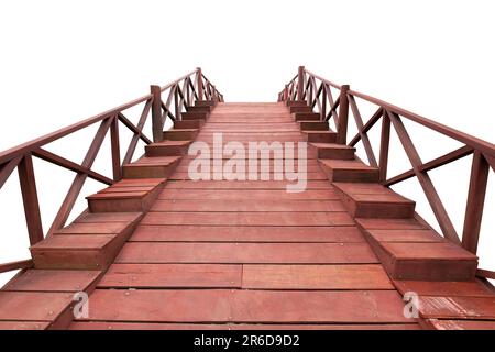 Alte rote Holzbrücke, isoliert auf weißem Hintergrund, hat einen Schnittweg. Stockfoto