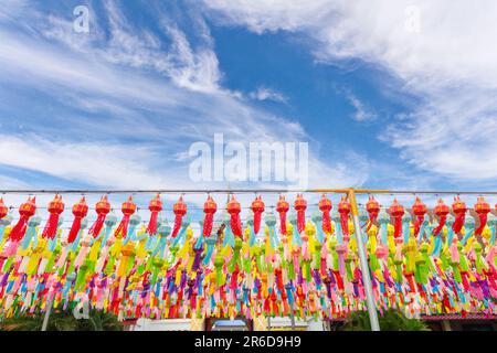 Wunderschöne bunte Laternen beim Yee Peng Lantern Festival im Wat Phra That Hariphunchai in Lamphun, Thailand Stockfoto