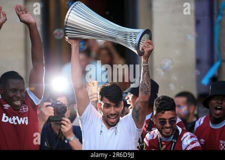 London, Großbritannien. 08. Juni 2023. Lucas Paqueta von West Ham United feiert mit der Trophäe bei der West Ham United Trophy Parade nach dem Finalgewinn der UEFA Europa Conference League in Stratford am 8. 2023. Juni in London, Großbritannien. (Foto: Daniel Chesterton/phcimages.com) Kredit: PHC Images/Alamy Live News Stockfoto