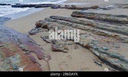 Felsen am Sandstrand Stockfoto