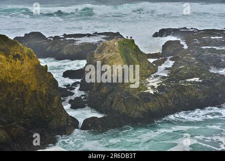 Küstenfelsen und Klippen mit Wellen. Stockfoto