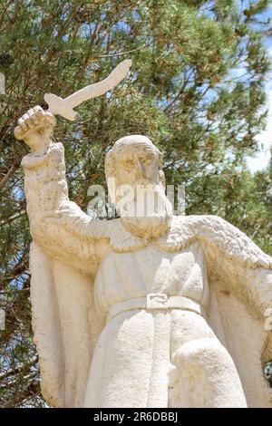 Eine Statue, die den Propheten Elijah mit seinem hochgezogenen Schwert darstellt, steht auf dem Berg Carmel in Muhraqa, Israel. Stockfoto