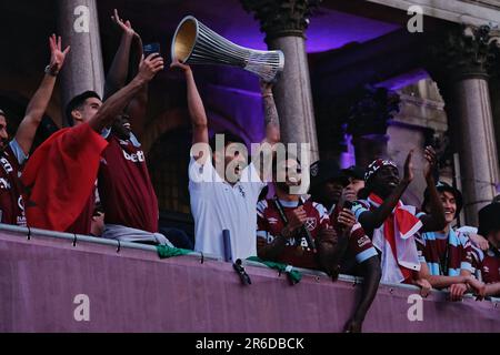 London, Großbritannien. 8. Juni 2023. Mittelfeldspieler Lucas Paqueta hebt eine Trophäe. Nach dem Sieg von West Ham United gegen ACF Fiorentina 2-1 im Finale der UEFA Europa Conference League wurde eine Busparade mit offenem Oberdeck organisiert, bei der Tausende von Fans die Straßen von East London säumen, um einen Blick auf die Spieler zu werfen. Es ist die erste große Trophäe des Teams seit 43 Jahren. Kredit: Elfte Stunde Fotografie/Alamy Live News Stockfoto