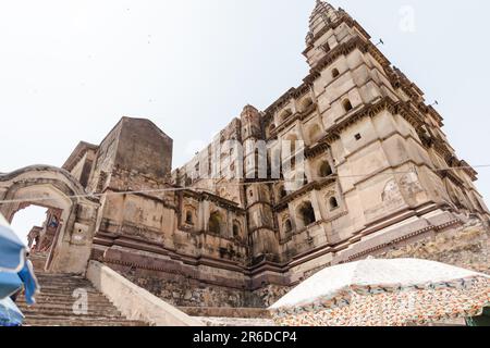 Ein atemberaubender Blick auf den Chacherbuzh-Tempel in Indien mit aufwendig geschnitzten weißen Steinarbeiten Stockfoto