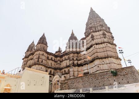 Ein atemberaubender Blick auf den Chacherbuzh-Tempel in Indien mit aufwendig geschnitzten weißen Steinarbeiten Stockfoto