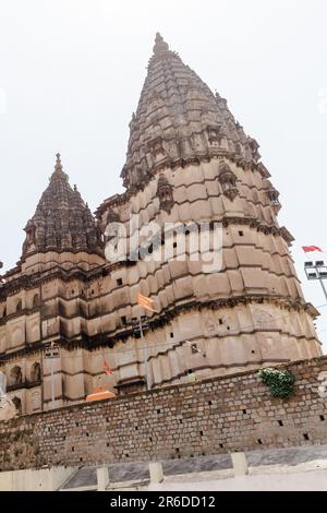 Ein atemberaubender Blick auf den Chacherbuzh-Tempel in Indien mit aufwendig geschnitzten weißen Steinarbeiten Stockfoto