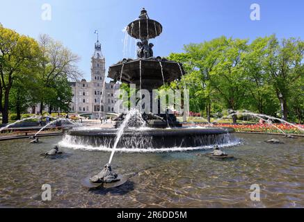 Fassade des Quebec Parlamentsgebäudes und der Tourny-Brunnen im Vordergrund Stockfoto