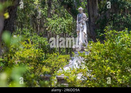 Grabdenkmal einer Frau inmitten von spanischem Moos und südlichen Eichen auf dem historischen Bonaventure Cemetery in Savannah, Georgia. (USA) Stockfoto