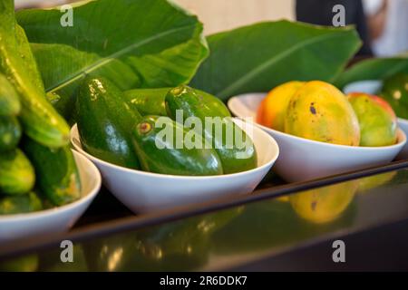 Frische Mangos, Avocados und Gurken Stockfoto