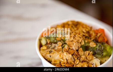 Granola Acai Schale mit frischen Obstgarnen Stockfoto