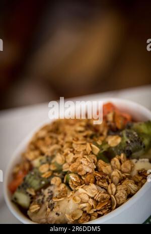 Müslischale Acai mit Obstgarn zum Frühstück Stockfoto