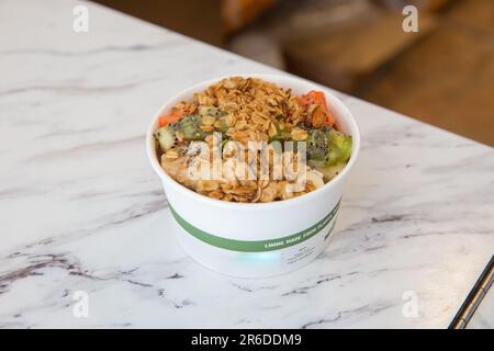 Granola Acai Schale mit Obstgarn Stockfoto