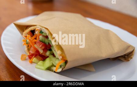 Falafel-Wrap mit Gemüse zum Mitnehmen Stockfoto