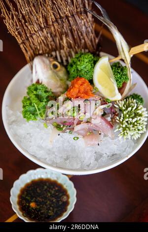 Aji Sashimi serviert auf Eis mit würzigen ponzu Soße Stockfoto