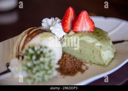 Grüner Teekreppenkuchen mit Eiscreme Stockfoto