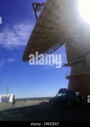 Mann und Auto im Dish, Carnarvon Space Museum, Westaustralien. Kein MR oder PR Stockfoto