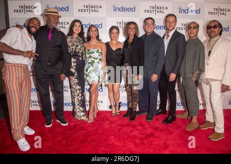 New York, Usa. 08. Juni 2023. NEW YORK, NEW YORK - JUNI 08: (L-R) Babatunji Johnson, Nelson George, Leyla Fayyaz, Misty Copeland, Lauren Finerman, Christina Johnson, Matt Wong, Jonathan Schmidt, Tone Talauega und Rich Talauega nehmen am 08. Juni 2023 beim Tribeca Festival 2023 in den Spring Studios in New York City an der „Flower“-Premiere Teil. Kredit: Ron Adar/Alamy Live News Stockfoto