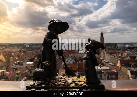 Breslau, Polen - Zwerge Mai 2022. Die Hexen Tekla und Martynka Polnisch: Czarownice Tekla i Martynka auf der Aussichtsplattform von St. Maria Magdalenes Kirche. Einer der berühmtesten Breslau-Zwerge Stockfoto