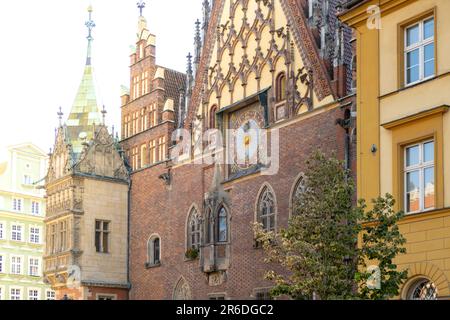 Breslau, Polen Mai 2023 zentraler Marktplatz Breslau mit alten Häusern. Historische Hauptstadt Schlesiens, Europa. Gebäude im Rathausstil. Altstadt-Wahrzeichen-Kathedralen-Kirche. Reiseziel Stockfoto