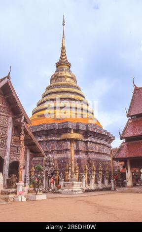 Der oxidierte Kupferchedi aus dem 15. Jahrhundert in Wat Phra That Lampang Luang, ein buddhistischer Tempel in Lampang, Thailand. Stockfoto