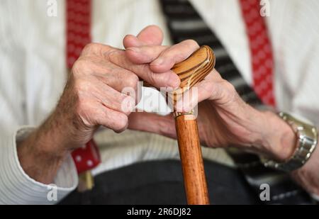 Aktenfoto vom 18.05/17 eines älteren Mannes mit einem Gehstock, da fast zwei Drittel der älteren unbezahlten Pflegekräfte zugegeben haben, sich unglücklich oder depressiv zu fühlen und aus Sorge den Schlaf zu verlieren, Mit der Warnung von Age UK, dass viele ihre eigene Gesundheit „jonglieren“ und die geliebte Person, die sie pflegen. Stockfoto