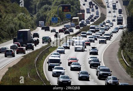 Aktenfoto vom 23. Januar 8/19 über den Verkehr entlang der Autobahn M3 in der Nähe von Winchester in Hampshire, da laut der Association of British Insurers (ABI) im ersten Quartal dieses Jahres Rekordbeträge von £2,4 Milliarden Dollar an Kfz-Forderungen ausgezahlt wurden. Dies bedeutete einen Anstieg von 14 % im Vergleich zum gleichen Quartal im Jahr 2022 und war die höchste vierteljährliche Auszahlung seit Beginn der Datenerhebung durch ABI im Jahr 2013. Ausgabedatum: Freitag, 9. Juni 2023. Stockfoto