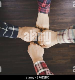 Gruppe von Gleichgesinnten ihre Handflächen schröpfen Stockfoto