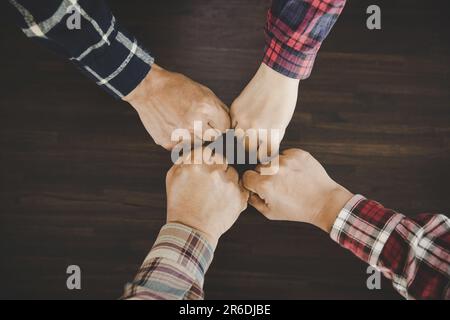 Gruppe von Gleichgesinnten ihre Handflächen schröpfen Stockfoto