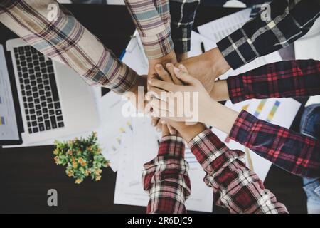 Gruppe von Gleichgesinnten ihre Handflächen schröpfen Stockfoto