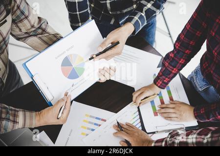 Gruppe von Gleichgesinnten ihre Handflächen schröpfen Stockfoto