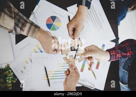 Gruppe von Gleichgesinnten ihre Handflächen schröpfen Stockfoto