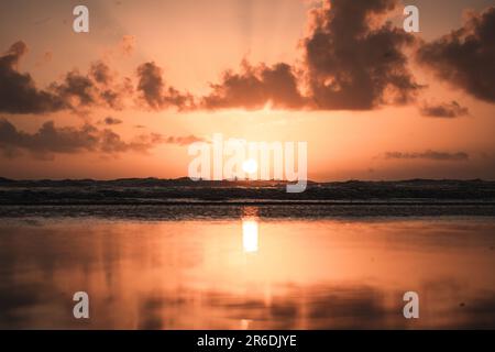 Wunderschöner goldener Sonnenuntergang am Strand im Seengebiet Stockfoto