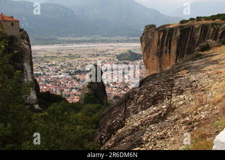 KALAMBAKA, GRIECHENLAND - 18. SEPTEMBER 2012: Es bietet einen unvergleichlichen Blick auf die Stadt von der Höhe der Felsen von Meteora. Stockfoto