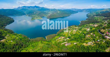 Panoramablick auf den See Bicaz und den Berg Ceahlau in Rumänien, Sommerlandschaft Stockfoto