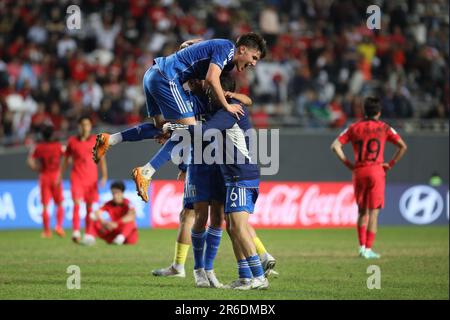 La Plata, Argentinien. 8. Juni 2023. Die Spieler Italiens feiern den Sieg im Halbfinale der FIFA-Weltmeisterschaft U20 zwischen Südkorea und Italien in La Plata, Argentinien, am 8. Juni 2023. Kredit: Martin Zabala/Xinhua/Alamy Live News Stockfoto