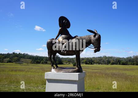 SANCHO PANZA RIDE DAPPLE Sculpture von Kerry Cannon im Ceramic Break Sculpture Park in der Nähe von Warialda im Norden von NSW, Australien Stockfoto