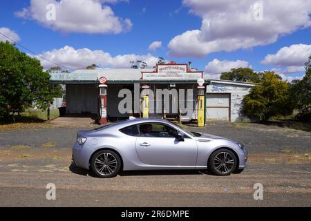 Silberner Sportwagen vor Montys verlassener Garage in Glenmorgan, Queensland Stockfoto