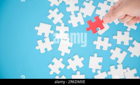 Menschliche Hände halten rotes Puzzle mit Wort Problemlösung. Symbol für Assoziation und Verbindung. Geschäftsstrategie. Stockfoto