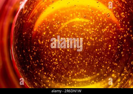 Rot-goldener Hintergrund mit Ölblasen, weicher Fokus abstrakter Hintergrund für Fotografie Stockfoto