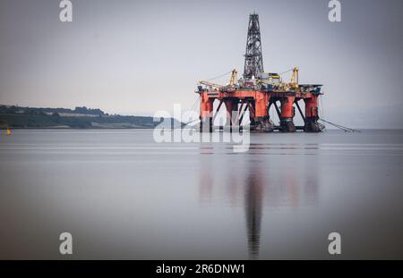 Aktenfoto vom 23. Oktober 09/21 einer Bohrinsel, die im Cromarty Firth, Invergordon, vor Anker liegt. Die Regierung hat angekündigt, dass sie die Windfall-Steuer für Öl- und Gasunternehmen aufheben wird, falls der Preis für die Rohstoffe weiter sinkt. Die Minister erklärten, sie würden die derzeitige Steuer von 75 % auf die Gewinne aus der Nordsee-Erdöl und -Erdgas wieder auf ihre regulären 40 % senken, wenn die Preise ein bestimmtes Niveau erreichen. Ausgabedatum: Freitag, 9. Juni 2023. Stockfoto